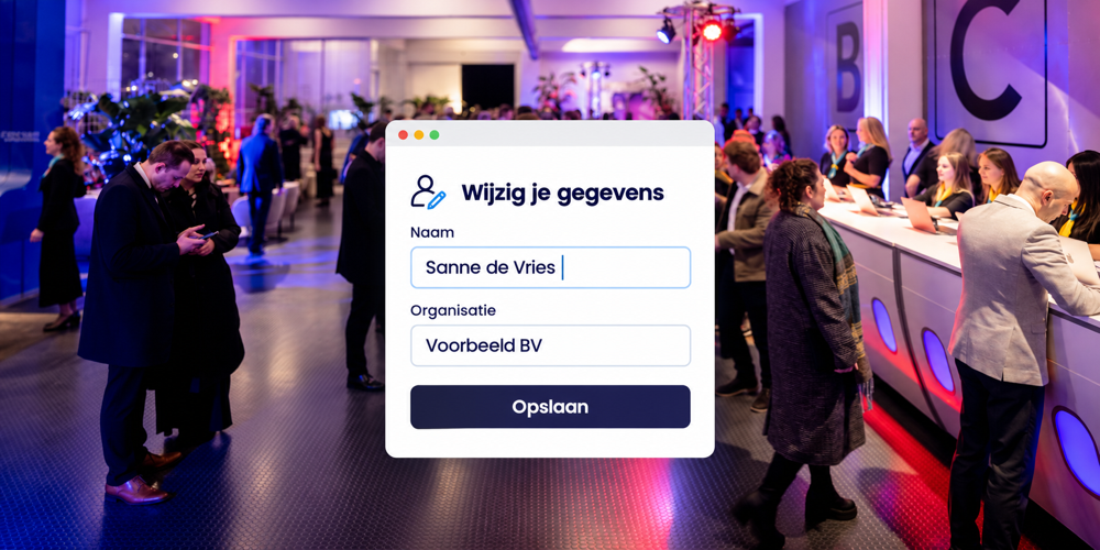 Bezoekers bij een eventbalie met een formulier om naam en organisatie te wijzigen en wijzigingen op te slaan