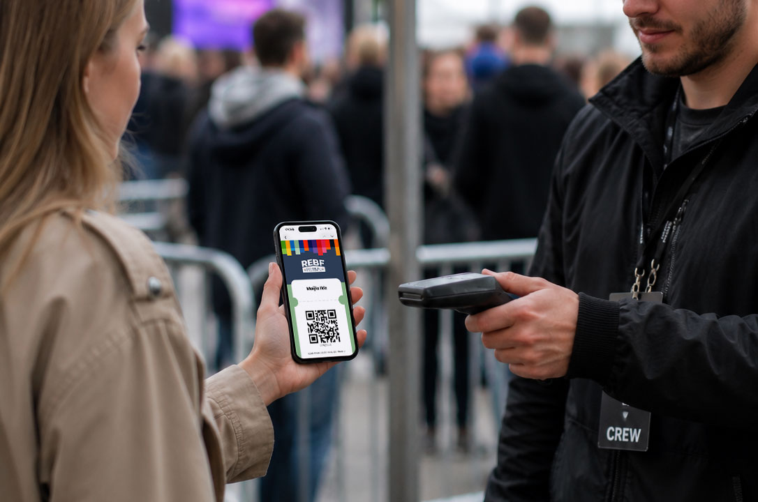 hostess scant een qr-code in eventapp
