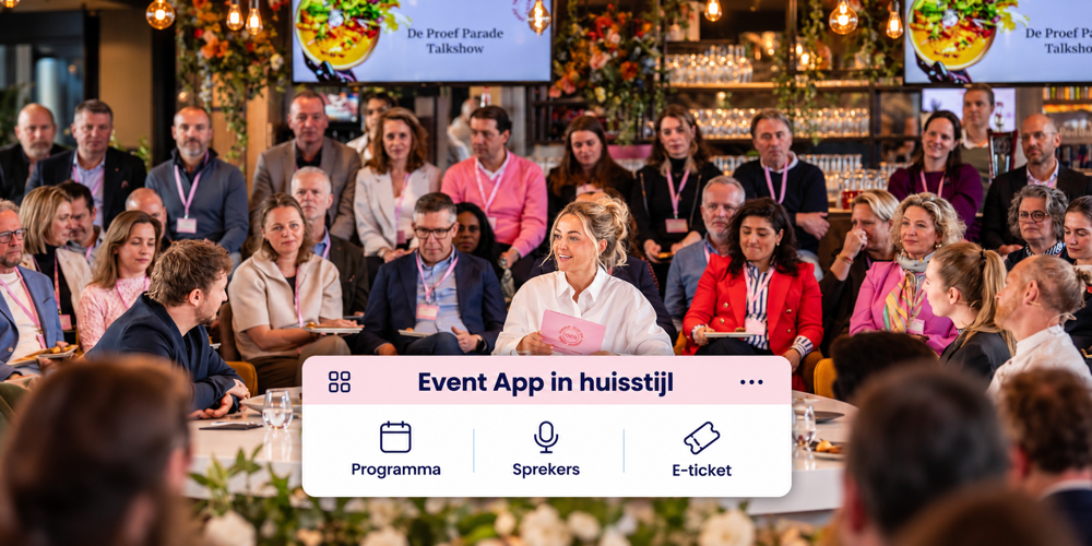 Een presentatrice met publiek tijdens een talkshow, met een roze eventapp-menu voor programma, sprekers en e-ticket