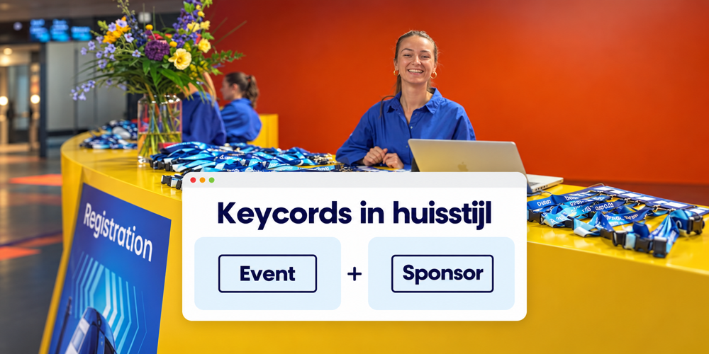 Medewerker bij een registratiebalie met bedrukte keycords en een illustratie van event- en sponsormerken