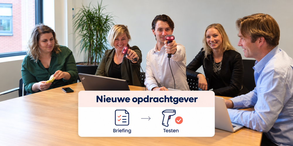Team aan tafel met laptops en twee handscanners, met een overzicht van briefing en testen voor een nieuwe opdrachtgever