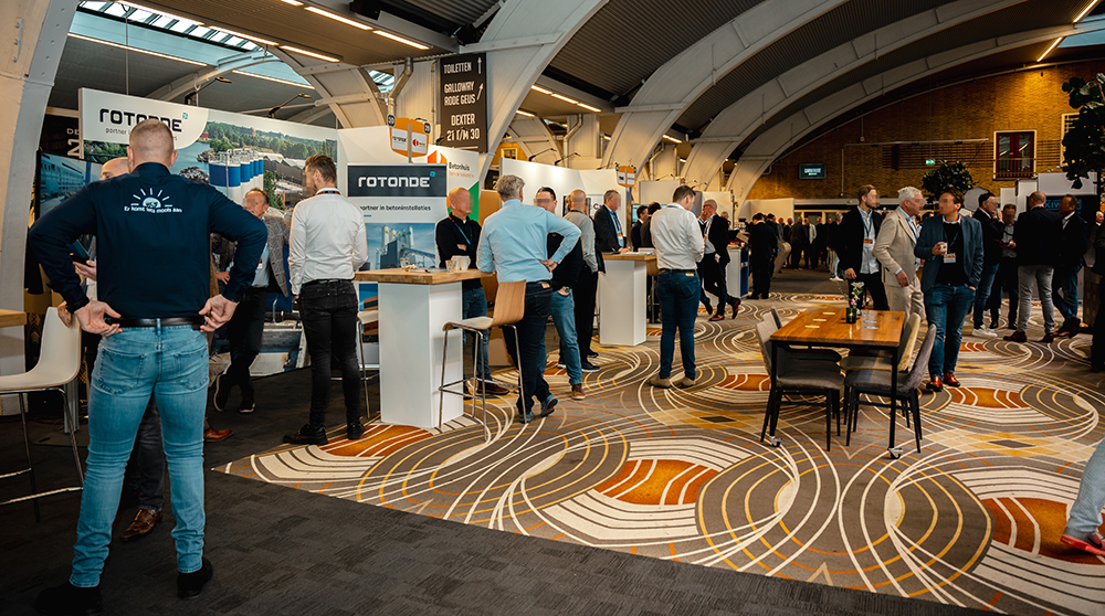 een volle zaal met bezoekers