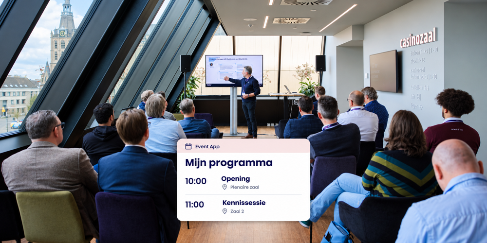 Spreker en deelnemers tijdens een kennissessie, met een voorbeeld van een persoonlijk programma in de Event App.