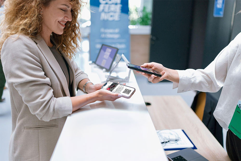 hostess scant een qr-code