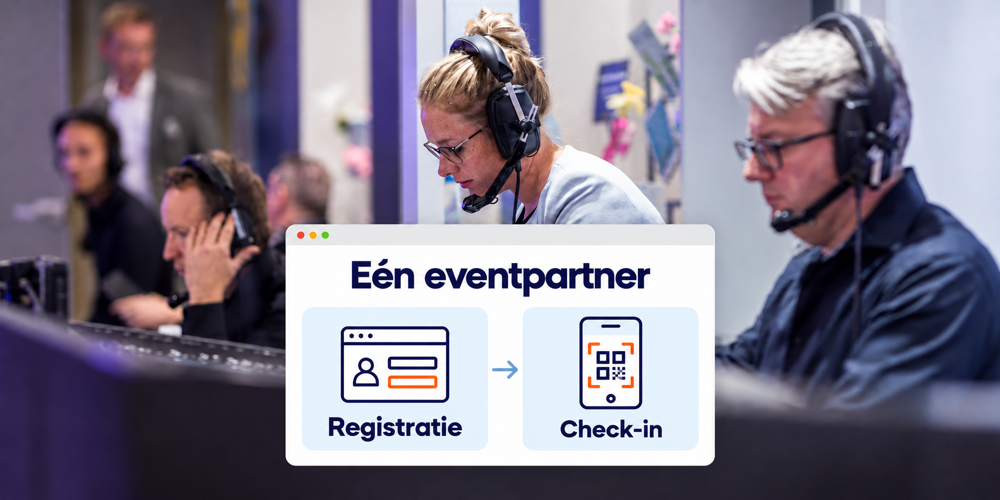 Eventteam met headsets achter beeldschermen en een illustratie van registratie en QR-check-in bij één eventpartner