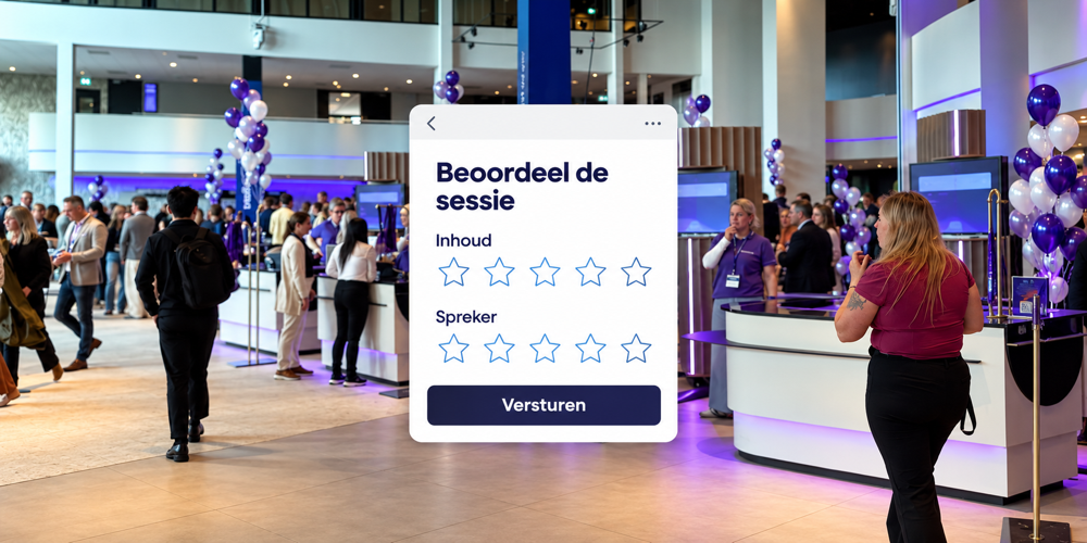 Bezoekers in een congresfoyer met een evaluatieformulier voor inhoud en spreker met vijf sterren per onderdeel