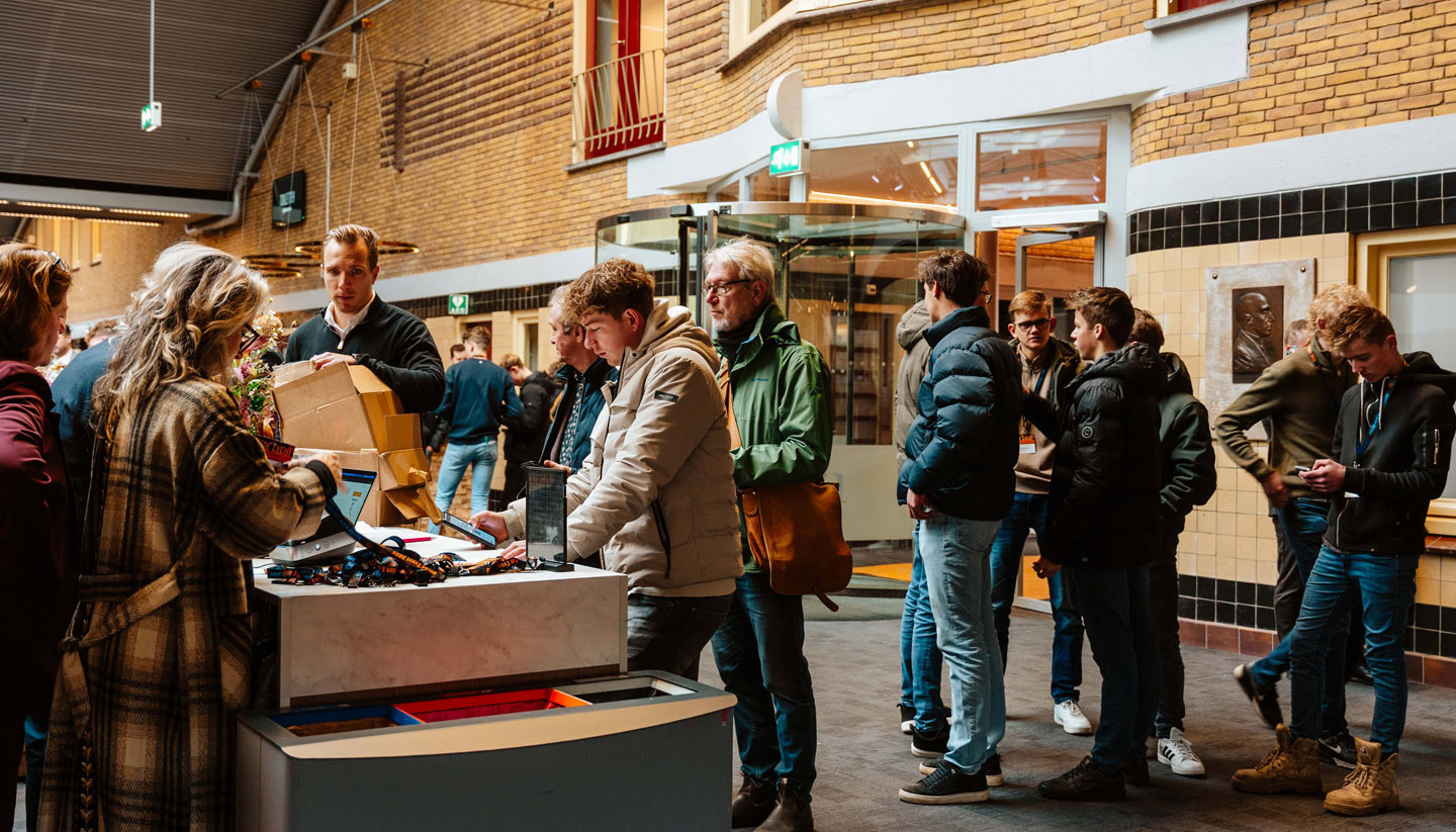Deelnemers bij de balie