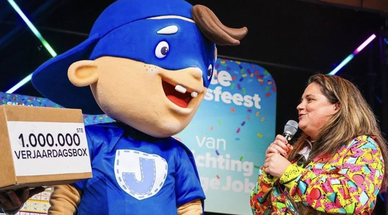 Sfeerfoto van het evenement, prijs word in ontvangstgenomen