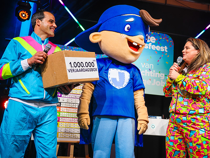 Sfeerfoto van het evenement, prijs word in ontvangstgenomen
