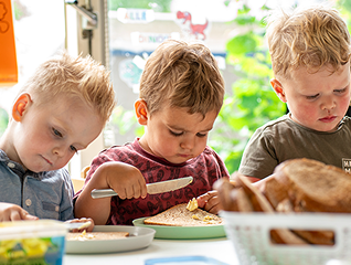 Sfeerfoto van 3 kinderen in een Junis kinderopvang