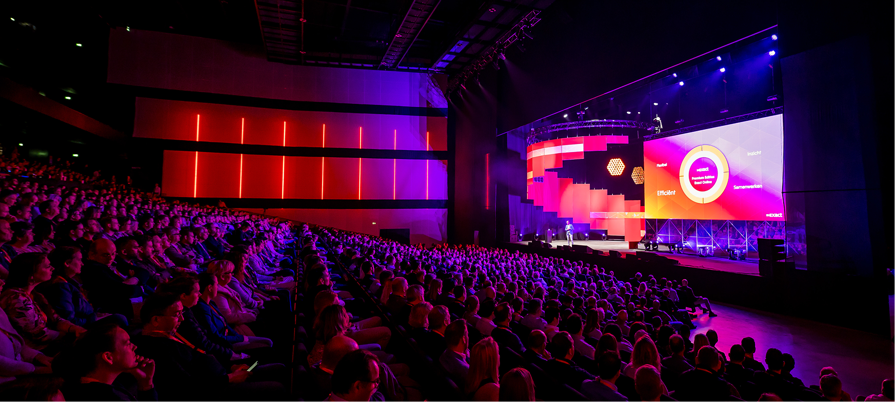 grote congreszaal gevuld met bezoekers