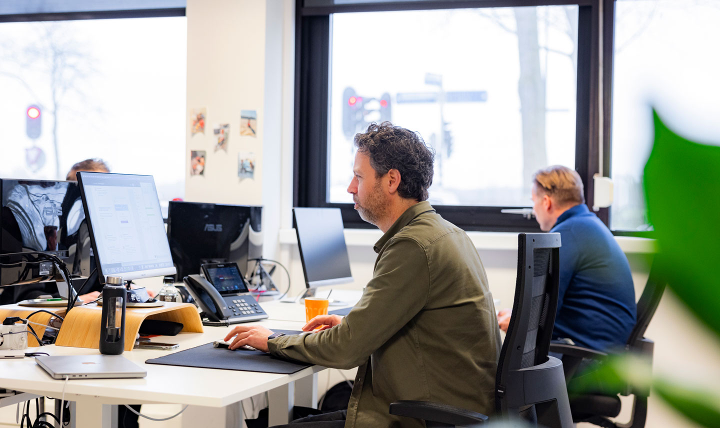 Een foto van JanJochem hard aan het werk achter de schermen.