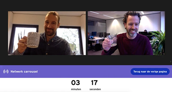 Twee personen die samen online netwerken met behulp van Congres Online