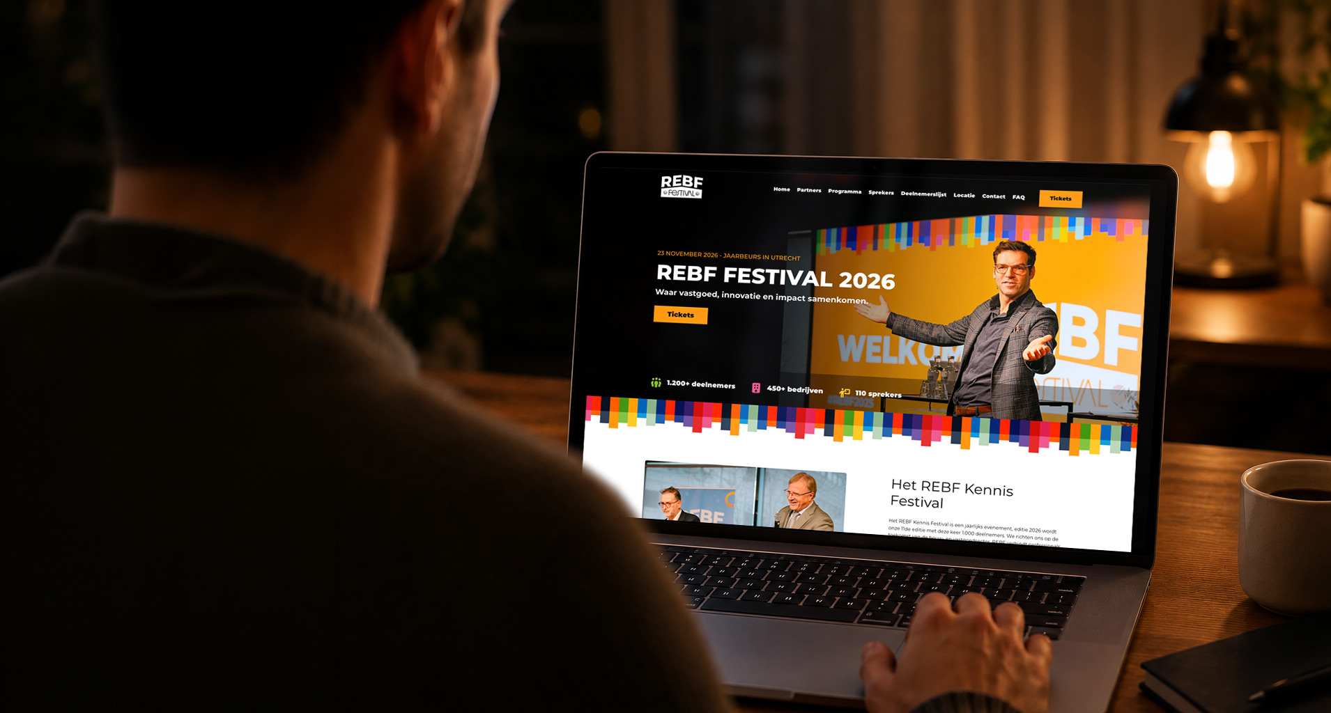 Mockup van een registratiewebsite op een laptop.