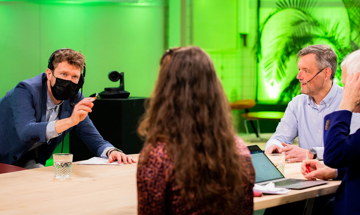De eventmanager van Activo in de studio ter ondersteuning van de sprekers